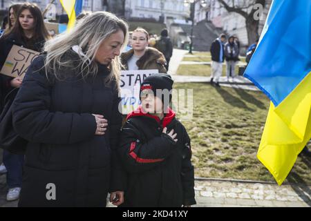 Alunni e insegnanti di scuole polacche e ucraine di Przemysl parteciperanno a una dimostrazione di solidarietà con l'Ucraina in seguito agli attacchi russi, a Przemysl, Polonia, il 1 marzo 2022. (Foto di Beata Zawrzel/NurPhoto) Foto Stock