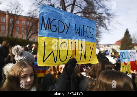 Alunni e insegnanti di scuole polacche e ucraine di Przemysl parteciperanno a una dimostrazione di solidarietà con l'Ucraina in seguito agli attacchi russi, a Przemysl, Polonia, il 1 marzo 2022. (Foto di Beata Zawrzel/NurPhoto) Foto Stock