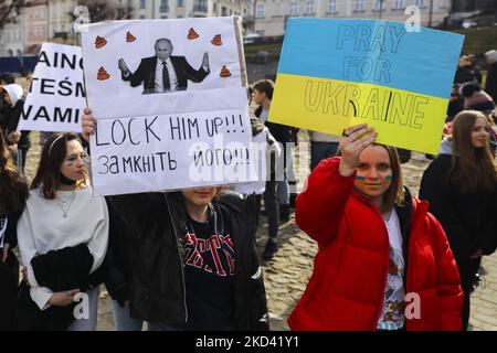 Alunni e insegnanti di scuole polacche e ucraine di Przemysl parteciperanno a una dimostrazione di solidarietà con l'Ucraina in seguito agli attacchi russi, a Przemysl, Polonia, il 1 marzo 2022. (Foto di Beata Zawrzel/NurPhoto) Foto Stock