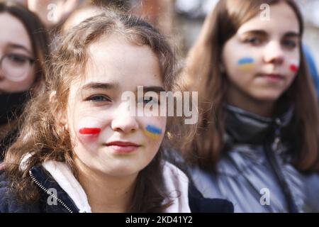 Alunni e insegnanti di scuole polacche e ucraine di Przemysl parteciperanno a una dimostrazione di solidarietà con l'Ucraina in seguito agli attacchi russi, a Przemysl, Polonia, il 1 marzo 2022. (Foto di Beata Zawrzel/NurPhoto) Foto Stock