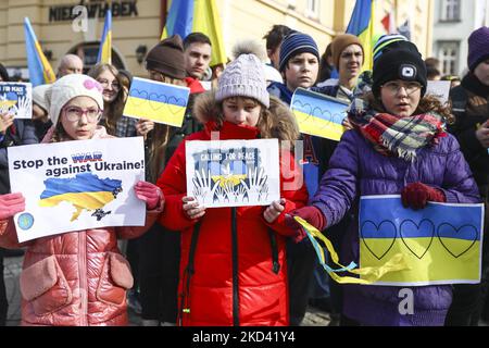 Alunni e insegnanti di scuole polacche e ucraine di Przemysl parteciperanno a una dimostrazione di solidarietà con l'Ucraina in seguito agli attacchi russi, a Przemysl, Polonia, il 1 marzo 2022. (Foto di Beata Zawrzel/NurPhoto) Foto Stock