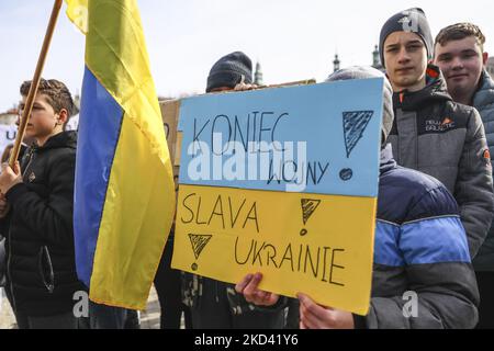 Alunni e insegnanti di scuole polacche e ucraine di Przemysl parteciperanno a una dimostrazione di solidarietà con l'Ucraina in seguito agli attacchi russi, a Przemysl, Polonia, il 1 marzo 2022. (Foto di Beata Zawrzel/NurPhoto) Foto Stock