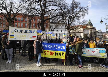 Alunni e insegnanti di scuole polacche e ucraine di Przemysl parteciperanno a una dimostrazione di solidarietà con l'Ucraina in seguito agli attacchi russi, a Przemysl, Polonia, il 1 marzo 2022. (Foto di Beata Zawrzel/NurPhoto) Foto Stock