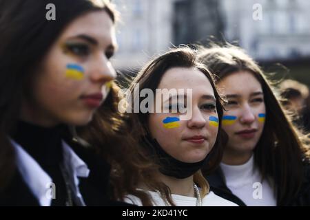 Alunni e insegnanti di scuole polacche e ucraine di Przemysl parteciperanno a una dimostrazione di solidarietà con l'Ucraina in seguito agli attacchi russi, a Przemysl, Polonia, il 1 marzo 2022. (Foto di Beata Zawrzel/NurPhoto) Foto Stock