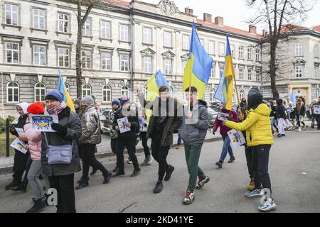 Alunni e insegnanti di scuole polacche e ucraine di Przemysl parteciperanno a una dimostrazione di solidarietà con l'Ucraina in seguito agli attacchi russi, a Przemysl, Polonia, il 1 marzo 2022. (Foto di Beata Zawrzel/NurPhoto) Foto Stock