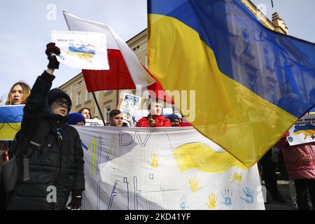 Alunni e insegnanti di scuole polacche e ucraine di Przemysl parteciperanno a una dimostrazione di solidarietà con l'Ucraina in seguito agli attacchi russi, a Przemysl, Polonia, il 1 marzo 2022. (Foto di Beata Zawrzel/NurPhoto) Foto Stock