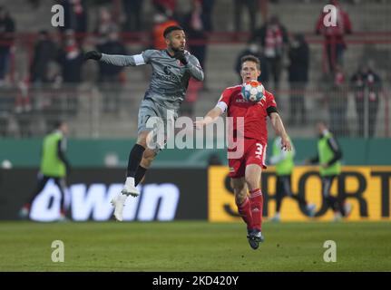 Daniel-Ko? Kyereh del FC St Pauli e Paul Jaeckel dell'Unione di Berlino durante la Union Berlin contro il FC St. Pauli, Coppa di Germania, allo Stadion an der Alten Försterei di Berlino, Germania il 1 marzo 2022. (Foto di Ulrik Pedersen/NurPhoto) Foto Stock