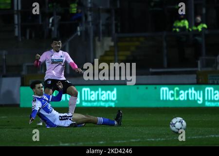 Josh Gordon of Barrow AFC spara in gol durante la partita della Sky Bet League 2 tra Bristol Rovers e Barrow al Memorial Stadium di Bristol martedì 1st marzo 2022. (Foto di Kieran Riley/MI News/NurPhoto) Foto Stock