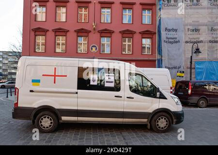 Gli aiuti umanitari destinati alle persone in Ucraina hanno lasciato il consolato ucraino a Wroclaw, Polonia, per Kiev, il 1 marzo 2022. (Foto di Krzysztof Zatycki/NurPhoto) Foto Stock