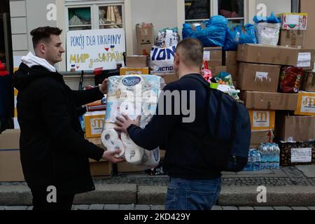 Gli aiuti umanitari destinati alle persone in Ucraina hanno lasciato il consolato ucraino a Wroclaw, Polonia, per Kiev, il 1 marzo 2022. (Foto di Krzysztof Zatycki/NurPhoto) Foto Stock