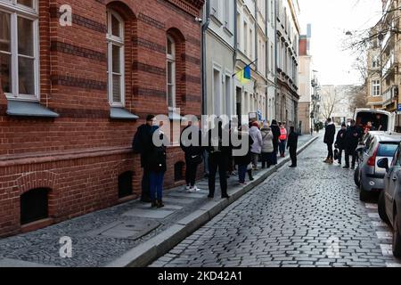 Gli aiuti umanitari destinati alle persone in Ucraina hanno lasciato il consolato ucraino a Wroclaw, Polonia, per Kiev, il 1 marzo 2022. (Foto di Krzysztof Zatycki/NurPhoto) Foto Stock