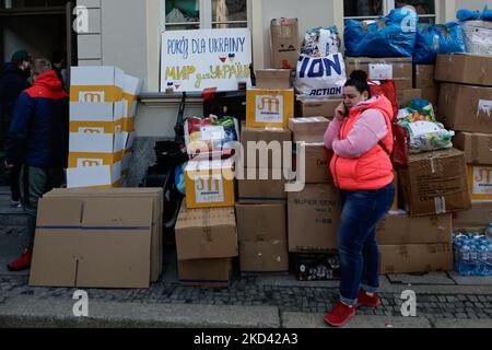 Gli aiuti umanitari destinati alle persone in Ucraina hanno lasciato il consolato ucraino a Wroclaw, Polonia, per Kiev, il 1 marzo 2022. (Foto di Krzysztof Zatycki/NurPhoto) Foto Stock