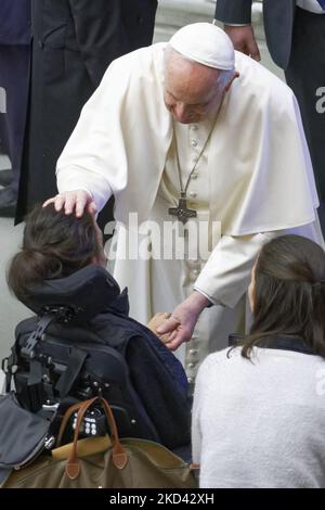 Papa Francesco incontra i fedeli durante la sua udienza generale settimanale in Vaticano, mercoledì 2 marzo 2022. (Foto di massimo Valicchia/NurPhoto) Foto Stock