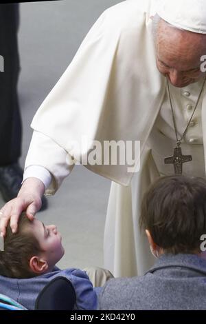 Papa Francesco incontra i fedeli durante la sua udienza generale settimanale in Vaticano, mercoledì 2 marzo 2022. (Foto di massimo Valicchia/NurPhoto) Foto Stock