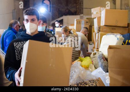 Partenza delle necessità di base per aiutare il popolo ucraino, il convoglio umanitario si dirigette verso Siret, una città rumena al confine con l'Ucraina, a Rieti, il 2 marzo 2022 (Foto di Riccardo Fabi/NurPhoto) Foto Stock