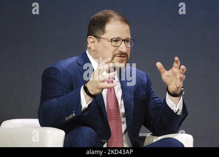 Cristiano Amon Presidente & CEO di Qualcomm, intervenendo al Keynote: Nuova frontiera delle partnership, durante il Mobile World Congress (MWC) di Barcellona, il 1 marzo 2022 a Barcellona, Spagna. (Foto di Joan Cros/NurPhoto) Foto Stock