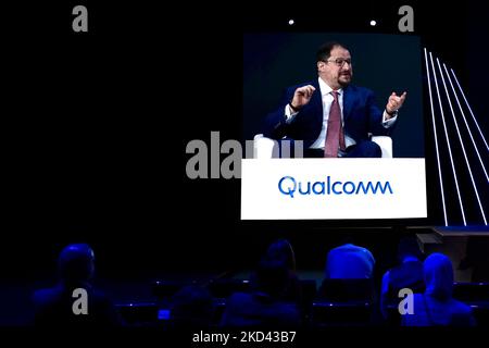 Cristiano Amon Presidente & CEO di Qualcomm, intervenendo al Keynote: Nuova frontiera delle partnership, durante il Mobile World Congress (MWC) di Barcellona, il 1 marzo 2022 a Barcellona, Spagna. (Foto di Joan Cros/NurPhoto) Foto Stock