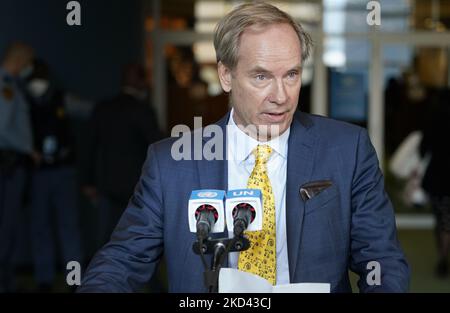 Olof Skoog, Ambasciatore dell'Unione europea presso le Nazioni Unite, parla alla stampa dopo una sessione speciale dell'Assemblea Generale presso la sede delle Nazioni Unite il 02 marzo 2022 a New York City. L’Assemblea Generale delle Nazioni Unite ha ripreso la sua 11th sessione Speciale di emergenza votando su un progetto di risoluzione che condanna l’invasione della Russia nei confronti dell’Ucraina. La risoluzione è approvata con 141 voti favorevoli, 5 contrari e 25 astensione. (Foto di John Lamparski/NurPhoto) Foto Stock