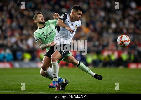 Hugo duro (R) di Valencia CF compete per la palla con Inigo Martinez dell'Athletic Club durante la semifinale della Copa del Rey sulla seconda gamba tra Valencia CF e Athletic Club allo stadio Mestalla il 2 marzo 2022, Valencia, Spagna (Foto di David Aliaga/NurPhoto) Foto Stock