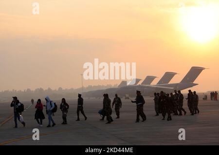 I cittadini indiani, per lo più studenti, bloccati in Ucraina dopo l'invasione russa, fanno la coda mentre arrivano su un'aeronautica indiana C-17 Globemaster come parte dell'operazione Ganga, alla base aerea di Hindon a Ghaziabad, alla periferia di Nuova Delhi, India il 3 marzo 2022. (Foto di Mayank Makhija/NurPhoto) Foto Stock