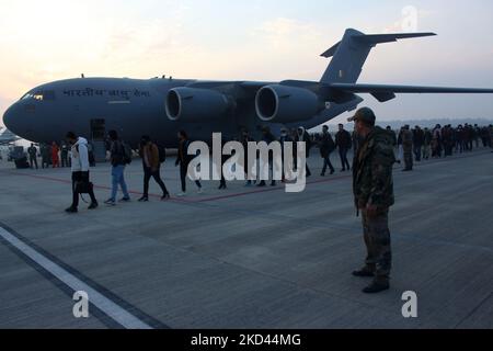 I cittadini indiani, per lo più studenti, bloccati in Ucraina dopo l'invasione russa, fanno la coda mentre arrivano su un'aeronautica indiana C-17 Globemaster come parte dell'operazione Ganga, alla base aerea di Hindon a Ghaziabad, alla periferia di Nuova Delhi, India il 3 marzo 2022. (Foto di Mayank Makhija/NurPhoto) Foto Stock