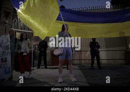 I membri della comunità Ucraina in Messico protestano al di fuori dell'ambasciata russa, a Città del Messico, il 02 marzo 2022. (Foto di Gerardo Vieyra/NurPhoto Foto Stock