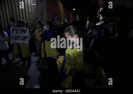 I membri della comunità Ucraina in Messico protestano al di fuori dell'ambasciata russa, a Città del Messico, il 02 marzo 2022. (Foto di Gerardo Vieyra/NurPhoto Foto Stock