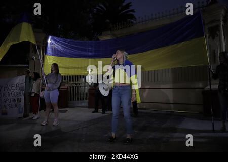 I membri della comunità Ucraina in Messico protestano al di fuori dell'ambasciata russa, a Città del Messico, il 02 marzo 2022. (Foto di Gerardo Vieyra/NurPhoto Foto Stock