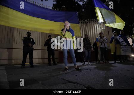 I membri della comunità Ucraina in Messico protestano al di fuori dell'ambasciata russa, a Città del Messico, il 02 marzo 2022. (Foto di Gerardo Vieyra/NurPhoto Foto Stock