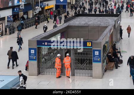 LONDRA, REGNO UNITO - 03 MARZO 2022: I pendolari arrivano alla stazione di Waterloo durante l'ora di punta mattutina poiché i servizi di London Undergound sono sospesi per la seconda volta questa settimana a causa dell'azione industriale del 03 marzo 2022 a Londra, Inghilterra. I membri del sindacato RMT stanno organizzando uno sciopero di 24 ore in una disputa in corso con Transport for London su posti di lavoro e pensioni. (Foto di Wiktor Szymanowicz/NurPhoto) Foto Stock