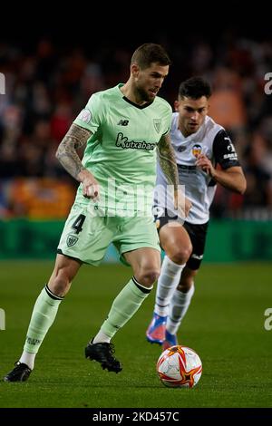 Inigo Martinez (L) dell'Athletic Club compete per la palla con Hugo duro di Valencia CF durante la semifinale della Copa del Rey sulla seconda gamba tra Valencia CF e Athletic Club allo stadio Mestalla il 2 marzo 2022, Valencia, Spagna (Foto di David Aliaga/NurPhoto) Foto Stock