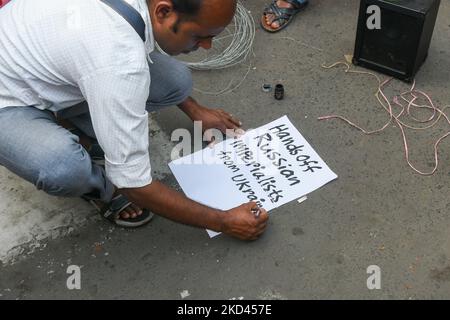 Un attivista di sinistra è visto scrivere slogan durante una manifestazione di protesta contro la guerra Ucraina a Kolkata , in India , il 3 marzo 2022 . (Foto di Debarchan Chatterjee/NurPhoto) Foto Stock