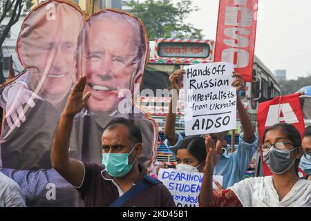 Il gruppo attivista di sinistra ha organizzato una manifestazione di protesta a Kolkata , in India , il 3 marzo 2022 , contro l'invasione della Russia in Ucraina e la presunta morte di due studenti indiani sul suolo ucraino a causa dei bombardamenti russi. (Foto di Debarchan Chatterjee/NurPhoto) Foto Stock