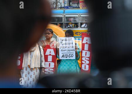 Il gruppo attivista di sinistra ha organizzato una manifestazione di protesta a Kolkata , in India , il 3 marzo 2022 , contro l'invasione della Russia in Ucraina e la presunta morte di due studenti indiani sul suolo ucraino a causa dei bombardamenti russi. (Foto di Debarchan Chatterjee/NurPhoto) Foto Stock
