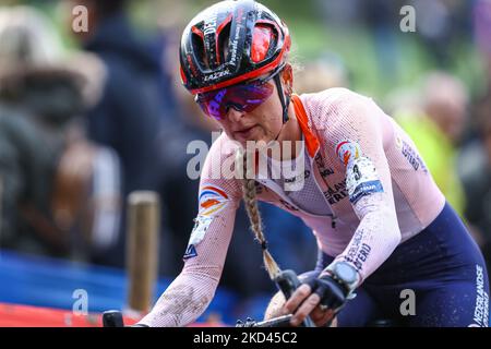 L'olandese Denise Betsema è stato raffigurato in azione durante la gara femminile d'élite ai Campionati europei di ciclismo di ciclocross, sabato 05 novembre 2022, a Namur, Belgio. FOTO DI BELGA DAVID PINTENS Foto Stock