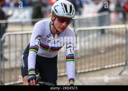 L'olandese Marianne Vos ha mostrato in azione durante la corsa femminile d'élite ai Campionati europei di ciclismo di ciclocross, sabato 05 novembre 2022, a Namur, Belgio. FOTO DI BELGA DAVID PINTENS Foto Stock