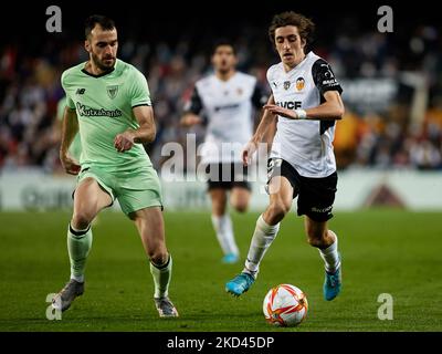 Bryan (R) di Valencia CF compete per la palla con Inigo Lekue Martinez dell'Athletic Club durante la semifinale della Copa del Rey sulla seconda gamba tra Valencia CF e Athletic Club allo stadio Mestalla il 2 marzo 2022, Valencia, Spagna (Foto di David Aliaga/NurPhoto) Foto Stock