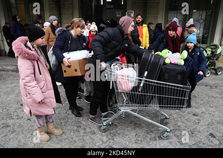 Le persone in fuga dall'Ucraina arrivano alla stazione ferroviaria di Przemysl, Polonia, il 3 marzo 2022. Migliaia di rifugiati attraversano il confine tra Ucraina e Polonia dopo l'invasione russa. (Foto di Jakub Porzycki/NurPhoto) Foto Stock