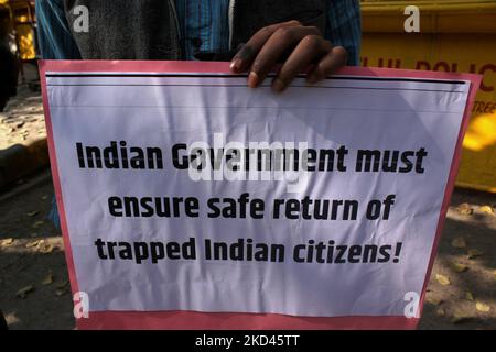 Un membro della All India Students' Association (AISA) ha un cartello durante una protesta che chiede al governo indiano di riportare studenti indiani bloccati dall'Ucraina e il presidente russo Vladimir Putin dovrebbe fermare la guerra, a Nuova Delhi, in India, il 2 marzo 2022. (Foto di Mayank Makhija/NurPhoto) Foto Stock