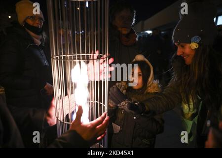 La gente si sta riscaldando con una fiamma mentre attende l'arrivo di un treno dall'Ucraina alla stazione ferroviaria principale a causa della crisi di guerra russo-Ucraina in corso a Przemysl, Polonia il 3 marzo 2022. L'invasione russa in Ucraina causa un esodo di massa di rifugiati verso la Polonia. (Foto di Beata Zawrzel/NurPhoto) Foto Stock