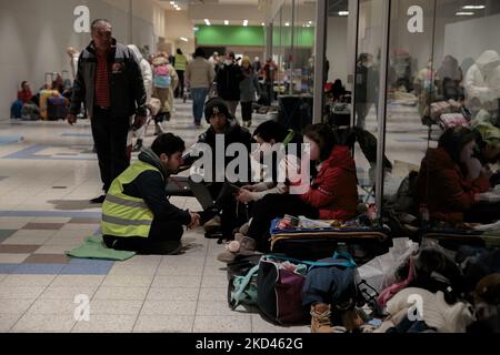 Gli ucraini si preparano a trascorrere la notte in un centro commerciale di rifugio per rifugiati improvvisati fuori dalla città di Przemysl, Polonia, il 3 marzo 2022. Più di 1 milioni di rifugiati fuggono dall'Ucraina in una settimana dall'invasione russa. Mentre il conflitto continua, i rifugiati di guerra continuano a fuggire dalla loro città natale raggiungendo il confine con la Polonia per accedere all'Unione europea. (Foto di Enrico Mattia del Punta/NurPhoto) Foto Stock