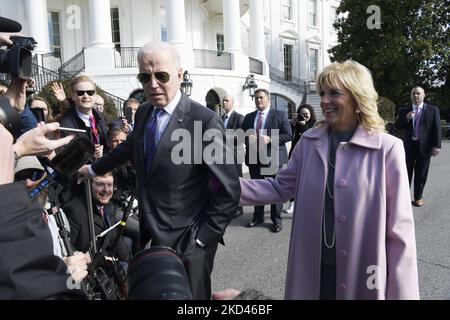 Il presidente DEGLI STATI UNITI Joe Biden e la First Lady Jill Biden parlano con i giornalisti prima di partire dalla Casa Bianca in rotta per la base congiunta Andrews, oggi il 02 marzo 2022 a South Lawn/Casa Bianca a Washington DC, USA. (Foto di Lenin Nolly/Nur Foto) Foto Stock