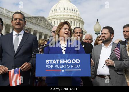 Il commissario residente di Puerto Rico Jennifer Gonzalez-Colon(R-PR)(Center) arriva oggi il 02 marzo 2022 a House Triangle/Capitol Hill a Washington DC, USA per parlare dello stato di Puerto Rico durante una conferenza stampa. (Foto di Lenin Nolly/Nur Foto) Foto Stock