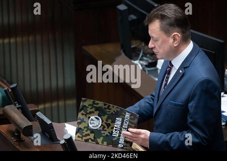 Il Ministro della Difesa polacco Mariusz Blaszczak durante la 49th sessione del Sejm (casa bassa) a Varsavia, in Polonia, il 3 marzo 2022. (Foto di Mateusz Wlodarczyk/NurPhoto) Foto Stock