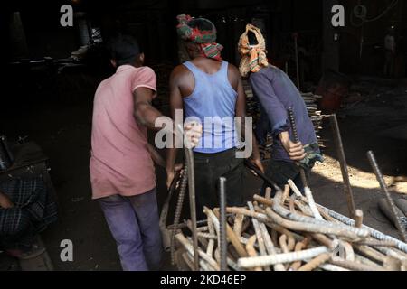 Lavoratori durante il lavoro in una fabbrica di riciclaggio del ferro a Dhaka, Bangladesh il 03 marzo 2022. (Foto di Syed Mahamudur Rahman/NurPhoto) Foto Stock