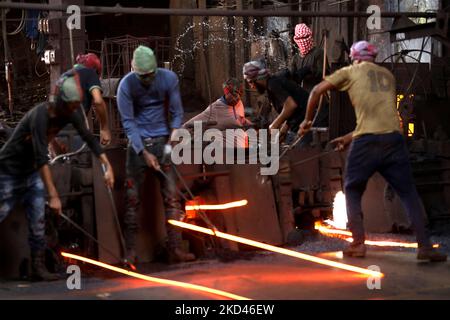 I lavoratori lavorano in una fabbrica di riciclaggio del ferro in quanto non indossano adeguate attrezzature di sicurezza durante il lavoro a Dhaka, Bangladesh, il 03 marzo 2022. (Foto di Syed Mahamudur Rahman/NurPhoto) Foto Stock