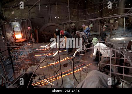 I lavoratori lavorano in una fabbrica di riciclaggio del ferro in quanto non indossano adeguate attrezzature di sicurezza durante il lavoro a Dhaka, Bangladesh, il 03 marzo 2022. (Foto di Syed Mahamudur Rahman/NurPhoto) Foto Stock