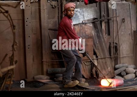 I lavoratori lavorano in una fabbrica di riciclaggio del ferro in quanto non indossano adeguate attrezzature di sicurezza durante il lavoro a Dhaka, Bangladesh, il 03 marzo 2022. (Foto di Syed Mahamudur Rahman/NurPhoto) Foto Stock