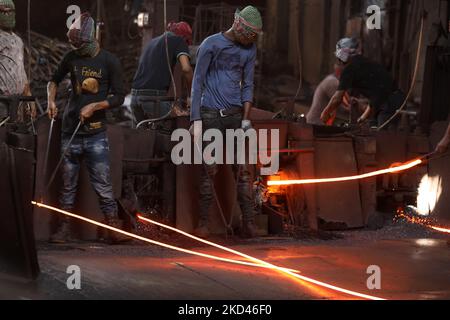 I lavoratori lavorano in una fabbrica di riciclaggio del ferro in quanto non indossano adeguate attrezzature di sicurezza durante il lavoro a Dhaka, Bangladesh, il 03 marzo 2022. (Foto di Syed Mahamudur Rahman/NurPhoto) Foto Stock