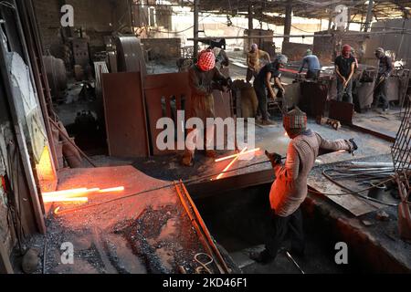 I lavoratori lavorano in una fabbrica di riciclaggio del ferro in quanto non indossano adeguate attrezzature di sicurezza durante il lavoro a Dhaka, Bangladesh, il 03 marzo 2022. (Foto di Syed Mahamudur Rahman/NurPhoto) Foto Stock